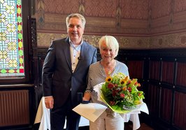 Oberbürgermeister Jürgen Krogmann verlieh Monika Klumpe im Alten Rathaus die Goldene Stadtmedaille. Foto: Stadt Oldenburg