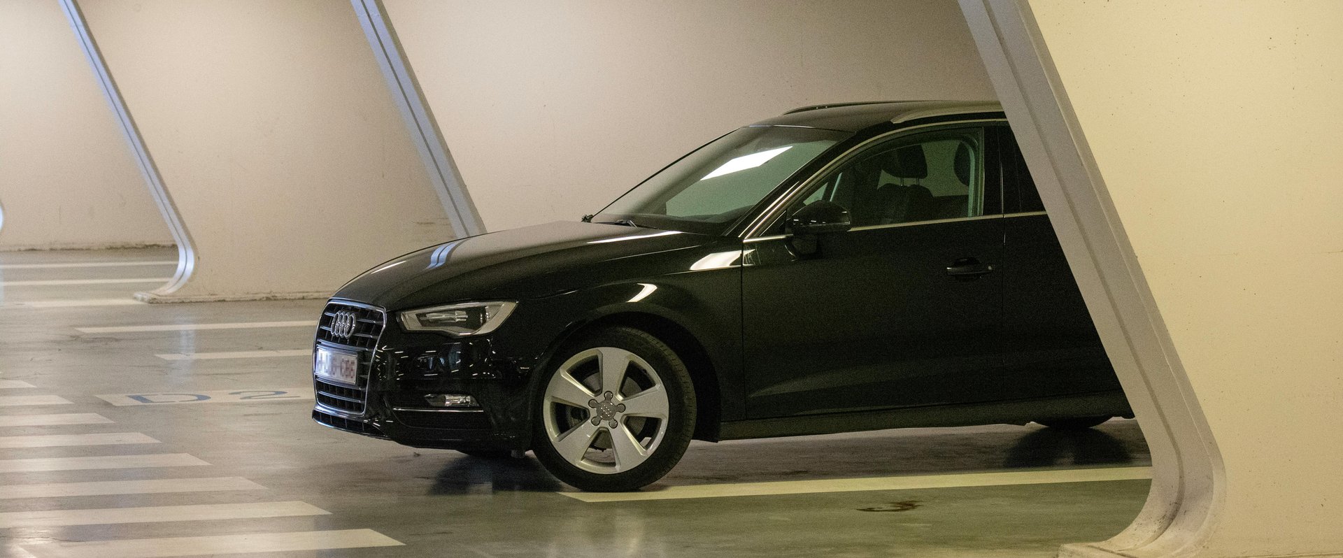 Schwarzes Auto parkt in einer Parkgarage. Foto: Jan van der Wolf/Pexels