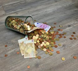 Münzen und Banknoten auf grauer Holzoberfläche verstreut. Foto: Pixabay/Pexels Münzen und Banknoten auf grauer Holzoberfläche verstreut.