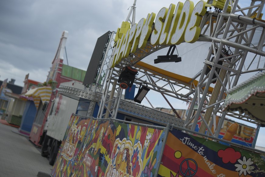 Die Rutsche „Happy Slide“ beim Aufbau auf dem Kramermarkt am 22. September 2025. Foto: Sascha Stüber