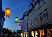 Drei Lampions über der Haarenstraße. Foto: Hans-Jürgen Zietz