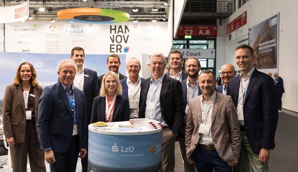 Sandra Dierking, Ralph Wilken und Kersten Mittwollen (Ersten drei von links) mit weiteren Vertreterinnen und Vertretern des gut besuchten Gemeinschaftsstandes der Wirtschaftsförderung und der LzO auf der EXPO REAL. Foto: Kalle Singer Fotografie Sandra Dierking, Ralph Wilken und Kersten Mittwollen (Ersten drei von links) mit weiteren Vertreterinnen und Vertretern des gut besuchten Gemeinschaftsstandes der Wirtschaftsförderung und der LzO auf der EXPO REAL. Foto: Kalle Singer Fotografie