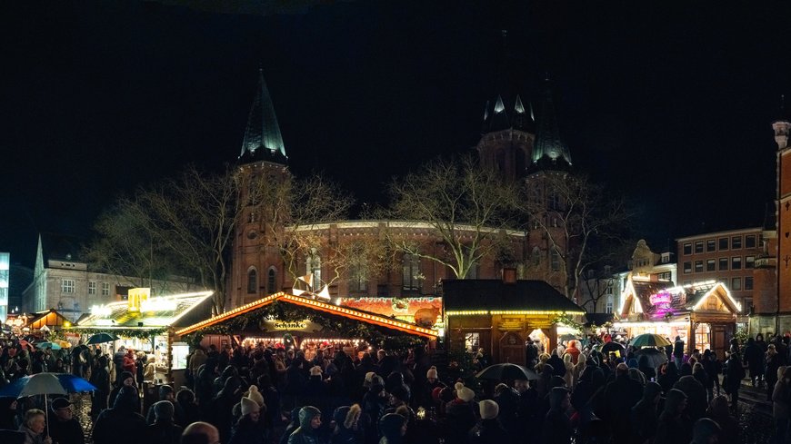 Blick über den Rathausmarkt mit Lamberti-Kirche im Regen beim Lamberti-Markt 2023. Foto: Sascha Stüber