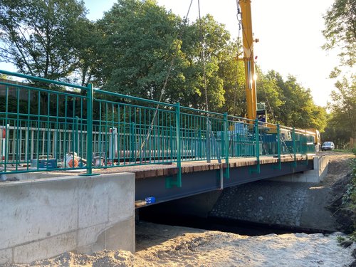 Die neue Geh- und Radverkehrsbrücke am Pophankenweg wurde mit einem Mobilkran eingehoben. Foto: Stadt Oldenburg