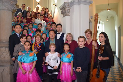Die 18 Sängerinnen und Sänger der Youth-Palace-Chorgruppe aus Xi’an gestalteten gemeinsam mit dem Blockflötenensemble der Musikschule Heilig einen besonderen Nachmittag im Großen Sitzungssaal des Rathauses. Foto: Stadt Oldenburg.