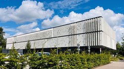 Markantes Erscheinungsbild: Das in 2025 eröffnete Helmholtz-Institut für Funktionelle Marine Biodiversität ist ein Blickfang im Technologiepark Oldenburg, der Teil der „Zukunftswerkstatt Deutschland“ ist. Foto: Stadt Oldenburg