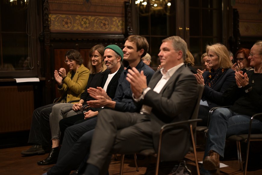Oberbürgermeister Krogmann und die Nominierten im Publikum. Foto: Mohssen Assanimoghaddam