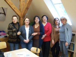 Ein Gruppenfoto vor der iranischen Bücherei. Foto: Stadt Oldenburg