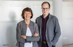 Jasmin Bäumer und Martin Päßler treiben bei der BÜFA-Gruppe das Thema Künstliche Intelligenz voran. Foto: Bonnie Bartusch Jasmin Bäumer und Martin Päßler treiben bei der BÜFA-Gruppe das Thema Künstliche Intelligenz voran. Foto: Bonnie Bartusch
