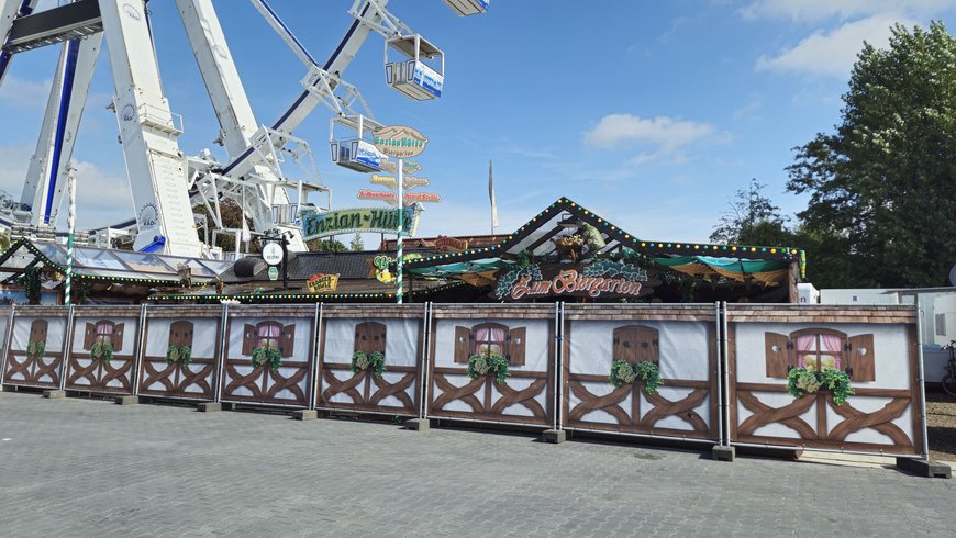 Der Aufbau der Enzian-Hütte auf dem Kramermarkt am 19. September 2025. Foto: Stadt Oldenburg