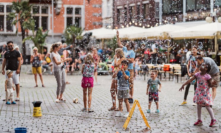 Seifenblasen und Kinder auf dem Rathausmarkt. Foto: Mittwollen und Gradetchliev
