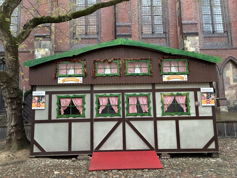Stadt Oldenburg Das Vorlesezelt beim Aufbau auf dem Lamberti-Markt am 19. November 2025. Foto: Stadt Oldenburg