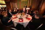 Der Ehrentisch mit Bundesfamilienministerin Franziska Giffey und Ministerpräsident Stephan Weil. Foto: Torsten von Reeken Im Vordergrund ein runder Tisch mit Bundesfamilienministerin Franziska Giffey, Ministerpräsident Stephan Weil, Robert Habeck und Thomas Oppermann. Im Hintergrund hält Oberbürgermeister Krogmann eine Rede. Foto: Torsten von Reeken