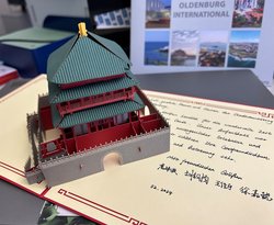Danksagungskarte chinesischer Studierender aus Xi'an an die Stadt Oldenburg für die Hospitation. Foto: Stadt Oldenburg
