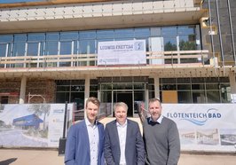 Vor dem Eingang zum neuen Flötenteichbad: (von links) BBGO-Interimsgeschäftsführer Karl van de Sandt, Oberbürgermeister Jürgen Krogmann und Projektleiter Jan Brandes (Bauunternehmen Ludwig Freytag) beim „Dichtfest“ auf der Baustelle. Foto: Sascha Stüber