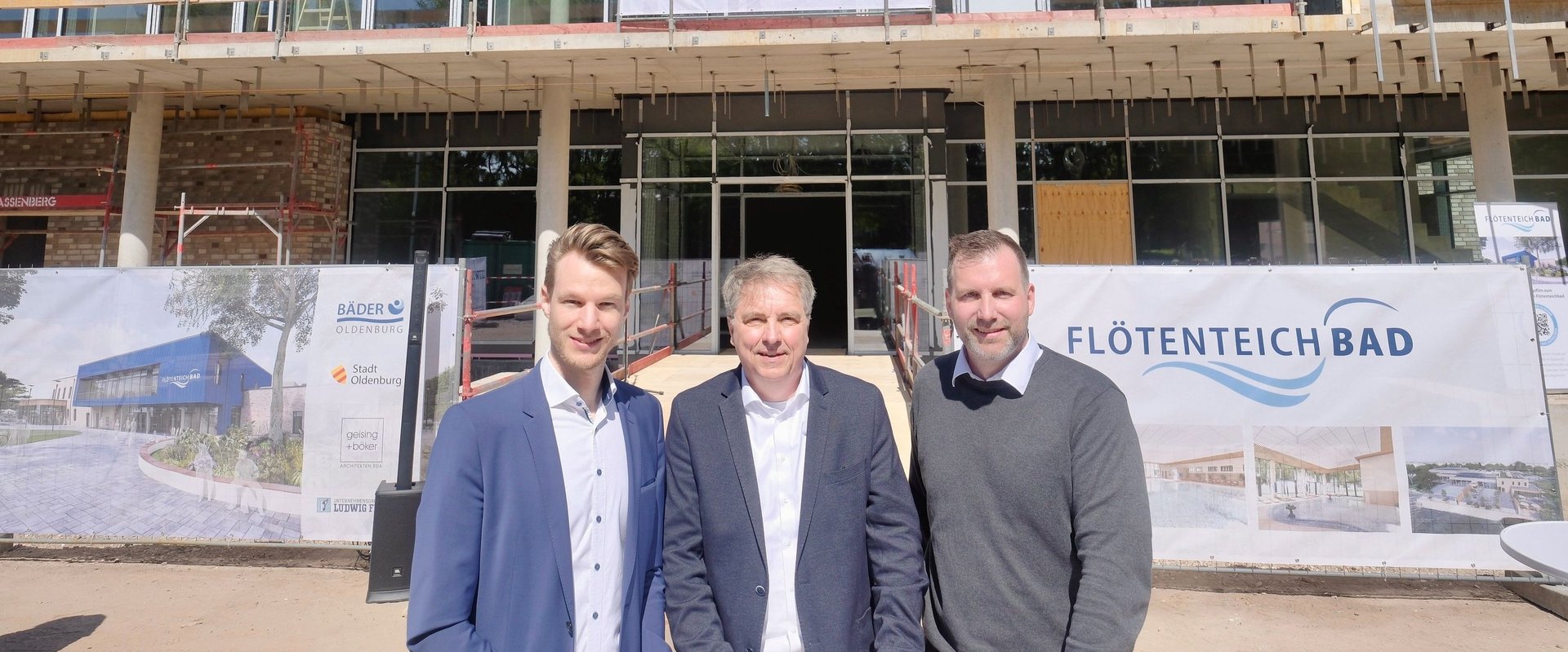Vor dem Eingang zum neuen Flötenteichbad: (von links) der ehemalige BBGO-Interimsgeschäftsführer Karl van de Sandt, Oberbürgermeister Jürgen Krogmann und Projektleiter Jan Brandes (Bauunternehmen Ludwig Freytag) beim „Dichtfest“ auf der Baustelle. Foto: Sascha Stüber