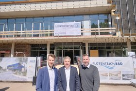 Vor dem Eingang zum neuen Flötenteichbad: (von links) BBGO-Interimsgeschäftsführer Karl van de Sandt, Oberbürgermeister Jürgen Krogmann und Projektleiter Jan Brandes (Bauunternehmen Ludwig Freytag) beim „Dichtfest“ auf der Baustelle. Foto: Sascha Stüber