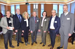 Ralf Wilken, Leiter Wirtschaftsförderung (Mitte) mit Moderator und Referenten des 4. Oldenburger Fachkräfte-Forums. Foto: Thorsten Ritzmann