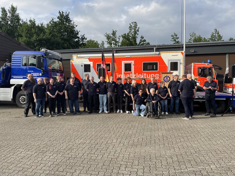 Die Hilfsorganisationen selbst und die Berufsfeuerwehr dankte den Ehrenamtlichen und händigte die Ehrennadeln des Landes Niedersachsen aus. Foto: THW/MarioFilsinger