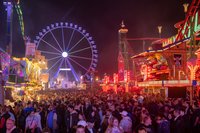 Viele Menschen auf dem Kramermarkt, im Hintergrund das Riesenrad. Foto: Sascha Stüber Viele Menschen auf dem Kramermarkt, im Hintergrund das Riesenrad. Foto: Sascha Stüber