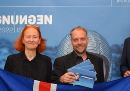 Freuen sich auf die „Island Begegnungen“ 2022 (von links): Paula von Sydow (Leiterin des Kulturbüros), Bernd Hubl (Projektleiter „Begegnungen“) und Oberbürgermeister Jürgen Krogmann mit einer Islandflagge in der Hand. Foto: Stadt Oldenburg