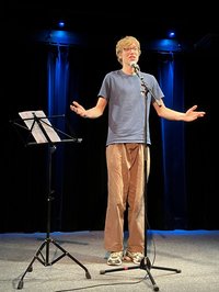 Ein Teilnehmer des Schreibprojektes präsentiert seinen Text. Foto: Literaturhaus Oldenburg