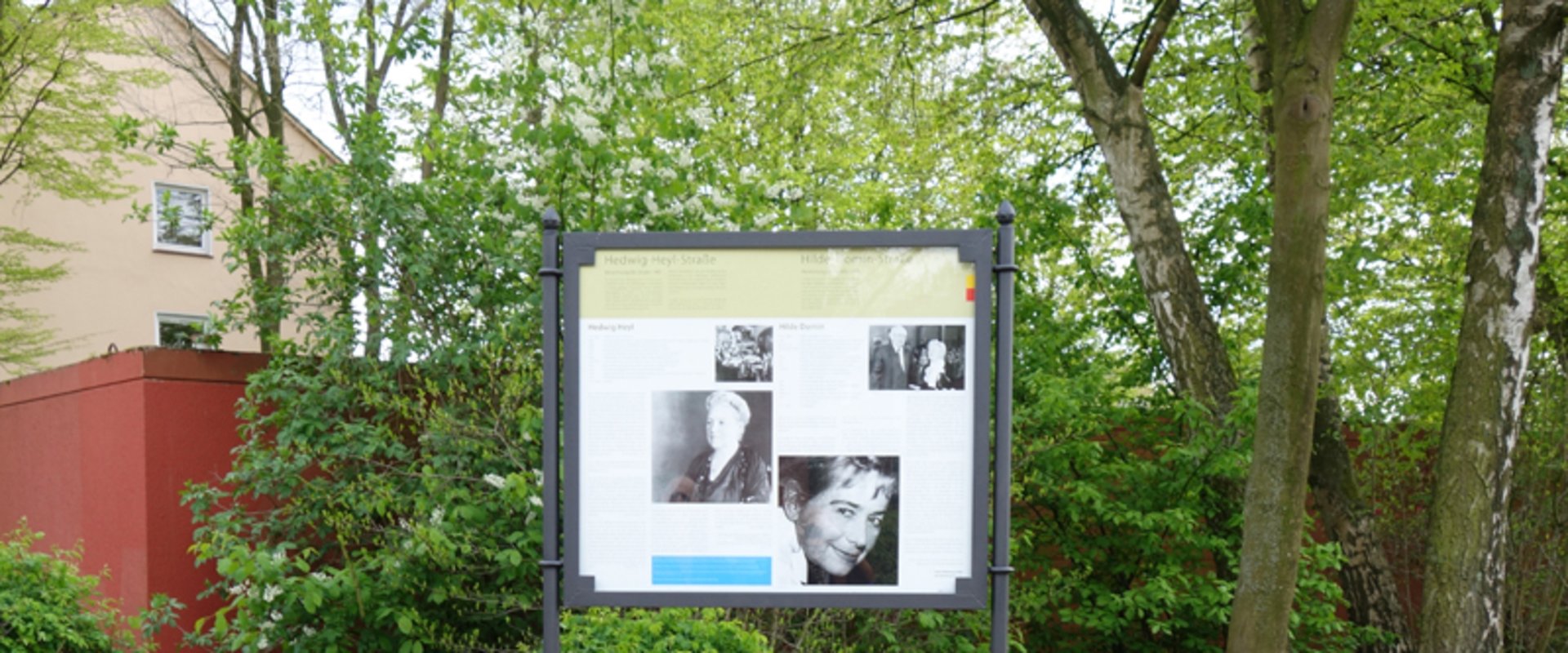 Vitrine mit Infos über Hedwig Heyl und Hilde Domin. Foto: Stadt Oldenburg