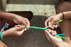 zwei Paar Hände am Flechten. Foto: RDNE Stock project/Pexels