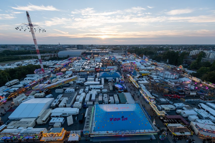 Blick aus dem Riesenrad über den Kramermarkt 2025. Foto: Sascha Stüber