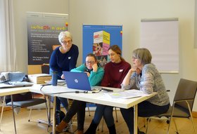 Teilnehmerinnen des 17. Netzwerktreffens arbeiten zusammen an einem Text. Foto: Stadt Oldenburg