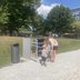 Vorschau: Ein Mann und ein Kind suchen Geräte aus der Sportbox aus. Foto: Stadt Oldenburg