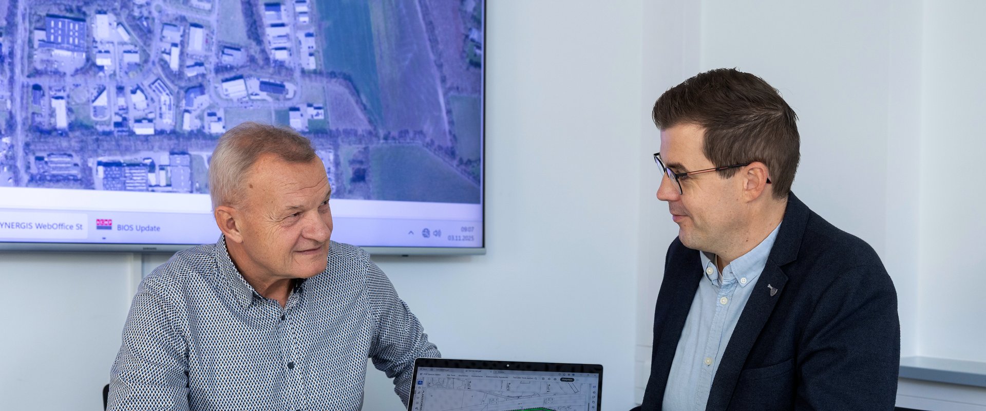 Von links: Jörg Triebe mit Fachdienstleiter Unternehmensservice Kersten Mittwollen. Foto: Andreas Burmann