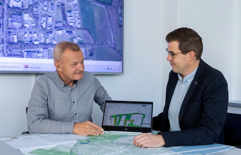 Von links: Jörg Triebe mit Fachdienstleiter Unternehmensservice Kersten Mittwollen. Foto: Andreas Burmann Von links: Jörg Triebe mit Fachdienstleiter Unternehmensservice Kersten Mittwollen. Foto: Andreas Burmann
