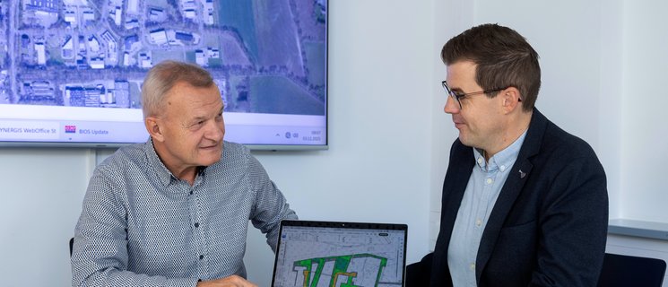 Von links: Jörg Triebe mit Fachdienstleiter Unternehmensservice Kersten Mittwollen. Foto: Andreas Burmann