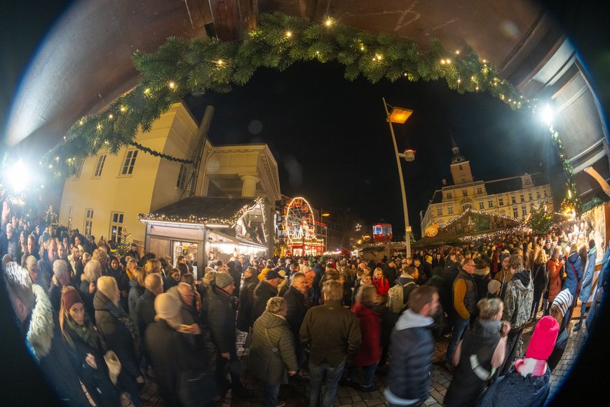 Blick über den Schloßplatz beim Lamberti-Markt 2024. Foto: Sascha Stüber