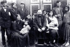 Familienfoto, um 1930, Otto Mechau in der Bildmitte, links von ihm Auguste Mechau. Foto: Günter Heuzeroth