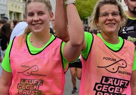 Zwei Läuferinnen mit dem Leibchen „Läuft. Gegen Brustkrebs.“ Foto: Björn Knölke
