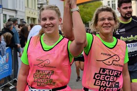 Zwei Läuferinnen mit dem Leibchen „Läuft. Gegen Brustkrebs.“ Foto: Björn Knölke