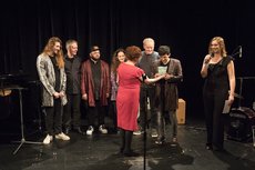 Die Gruppe Zollhausboys nimmt den Kulturpreis von Beate Kuchs entgegen. Liesa Flemming