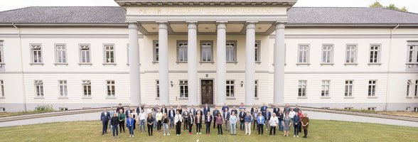 Die Mitglieder des Rates für 2021 bis 2026 vor dem PFL. Foto: Mohssen Assanimoghaddam