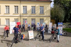 Oberbürgermeister Jürgen Krogmann und, von links nach rechts, Heinrich Book (ADFC), Petra Averbeck (Bürgermeisterin), Christian Bunk (Öffentliche Versicherungen Oldenburg), Olaf Meenen (LzO), Stefan Könner (GSG), Marion Rövekamp (EWE), Markus Minten (NWZ), Philipp Grunemann (OTM), Wiebke Wohlenberg (hkk), Christine Wolff (Bürgermeisterin) sind bereit für den Start von STADTRADELN. Foto: Martin Remmers