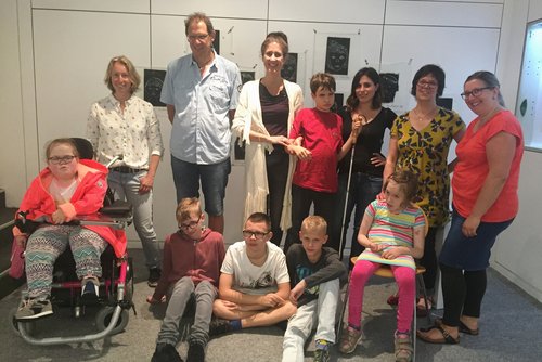 Schülerinnen und Schüler der Schule am Borchersweg mit Inken Gimm, Carsten Perkuhn, Térez Fóthy, Lea Früchtenicht, Heike Seiferth, Verena Brinkmann (von links). Foto: Stadt Oldenburg