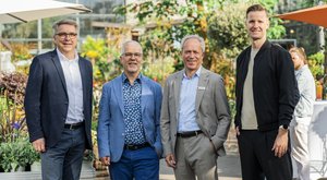 Beim 41. Kontaktpunkt Wirtschaft, von links: Oberbürgermeister Jürgen Krogmann, Marco Struck (Blumen Ostmann), Ralph Wilken (Wirtschaftsförderung Stadt Oldenburg), Keynotespeaker Dr. Arne Aarnink. Foto: Imke Folkerts
