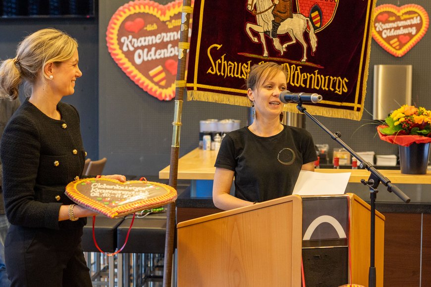 Redebeitrag aus dem Umzugsbeitrag des Sampoorna Yoga Zentrums anlässlich der Ehrungen zum 419. Kramermarkt. Foto: Sascha Stüber