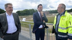Oberbürgermeister Jürgen Krogmann, Umweltminister Olaf Lies und Axel Müller auf dem Fliegerhorst. Foto: Sascha Stüber