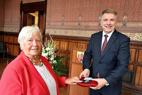 Ingrid Meyer freut sich über die Auszeichnung mit der  Niedersächsischen Verdienstmedaille. Übergeben wurde sie von Oberbürgermeister Jürgen Krogmann. Foto: Sascha Stüber