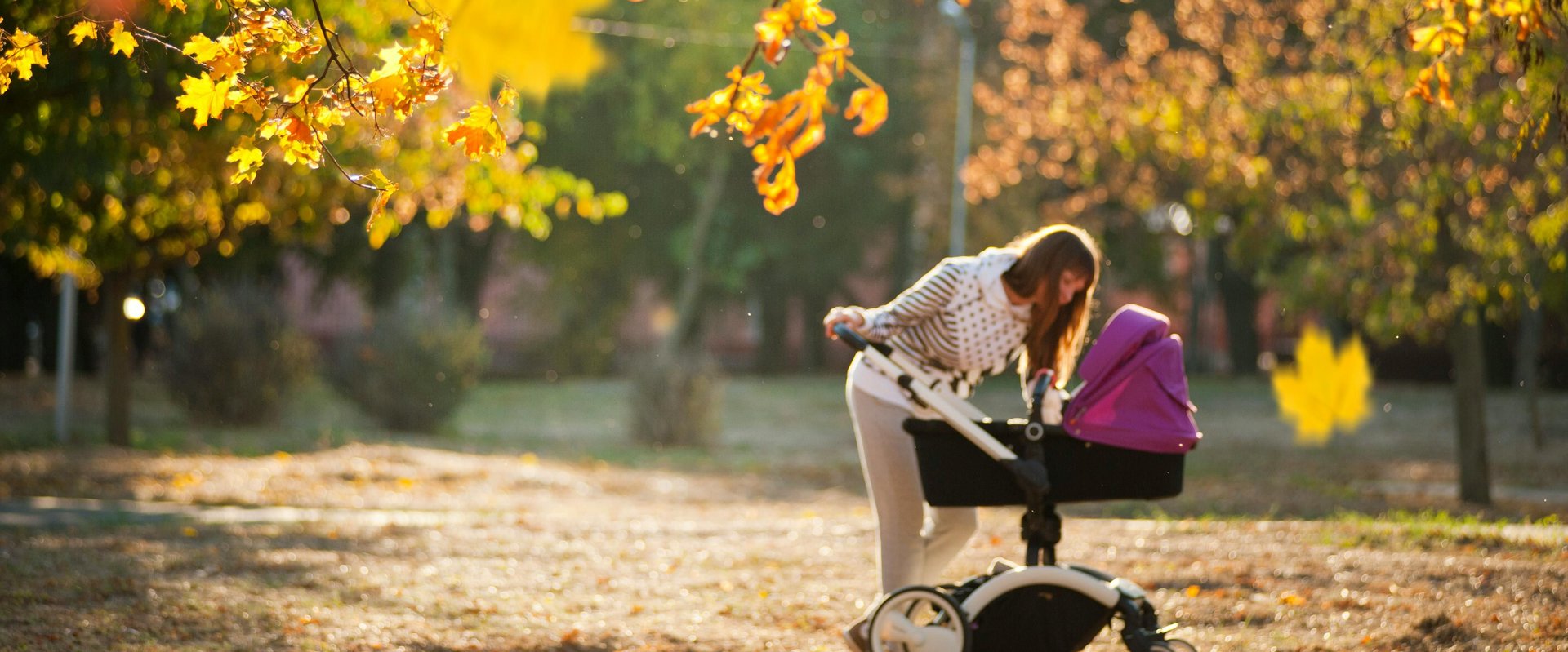 Mutter mit Kinderwagen im Park. Foto: Atlantic Ambience/Pexels