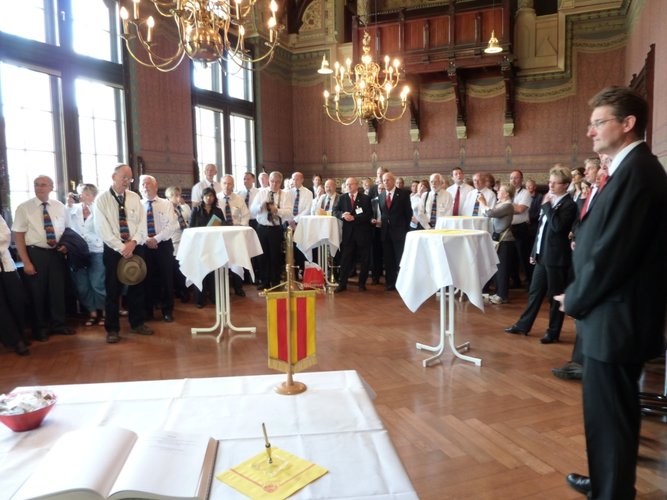 Die Orchester werden von Bernhard Ellberg im Rathaus empfangen. Foto: Stadt Oldenburg