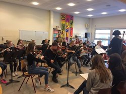 Die Schülerinnen und Schüler musizieren gemeinsam. Foto: Imke Glockauer-Götting Schülerinnen und Schüler spielen Geige. Foto: Imke Glockauer-Götting