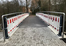 Die Brücke am Niklasteich kann wieder genutzt werden. Als Zwischenlösung für die noch fehlenden Geländerteile wurden vorübergehend stabile Absperrelemente installiert. Foto: Stadt Oldenburg 
